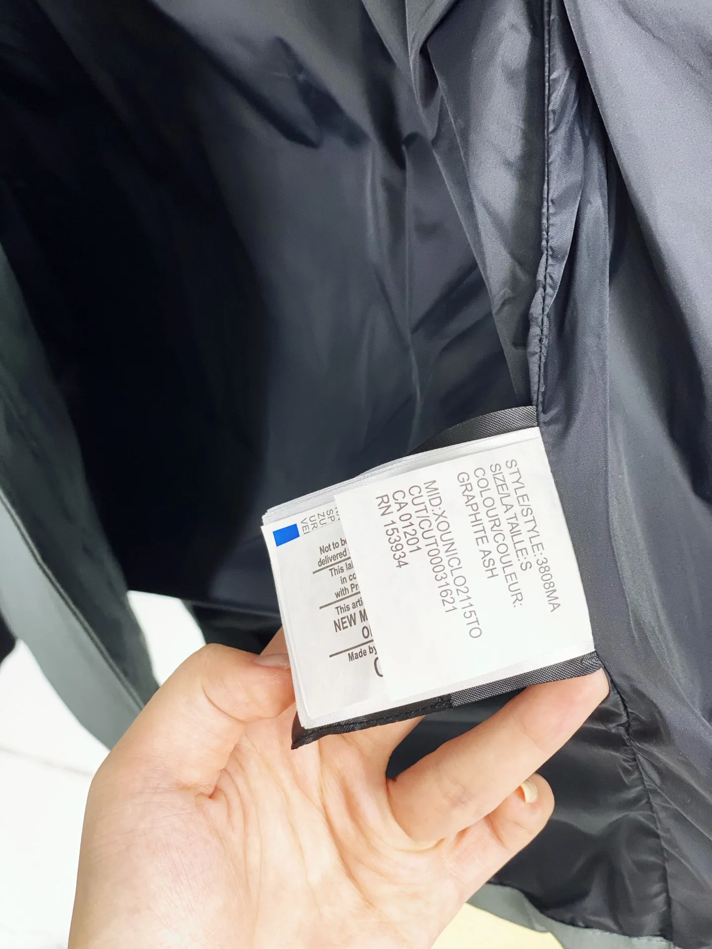 P820 Canada goose/Canada Goose Wyndham 388M 29 parka down jackets, genuine original version, you need to compare with the genuine product at any time, all accessories are customized from the original factory 💯The softness and hardness of the fabric are compared with the genuine ones, and they can be restored by kneading at will (fabric misunderstanding: fabrics that are not high hardness are waterproof. Only when you buy the latest genuine version this year will you notice the softness and comfort of the fabric) 💯Authentic white duck down is synchronized with the down Fluffy and not clumping, filled with electronically controlled down filling machine. 💯Customized zippers with authentic YKK military-grade copper core zipper pulls. High hardness and no jamming. 💯The fur collar is purchased from Western Canada coyote skin and is customized. Zipper cord, pocket label, back label, collar velvet, velcro fasteners, cuffs, all details are updated simultaneously with the original version, the best version, the most complete color matching, the fighter in the world 29, battle various worldly goods, size: XS-XXL (size chart attached below), color: as shown below